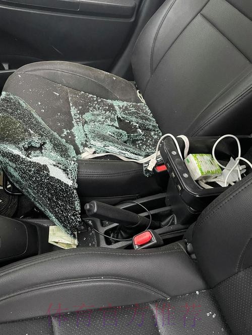 乌多吉赛后发现自己的路虎车遭窃贼破坏，后车窗被砸碎